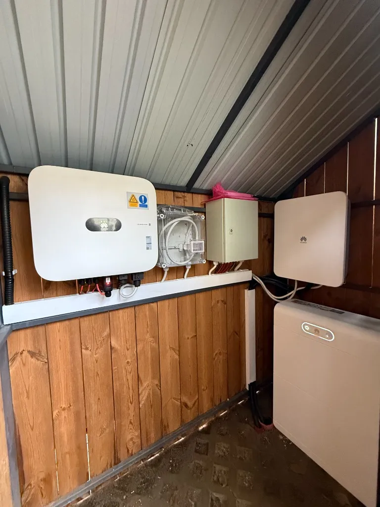 Instalare invertor hibrid Huawei de catre echipele Gamserv Solar la Colegiul Vasile Alecsandri Bacau