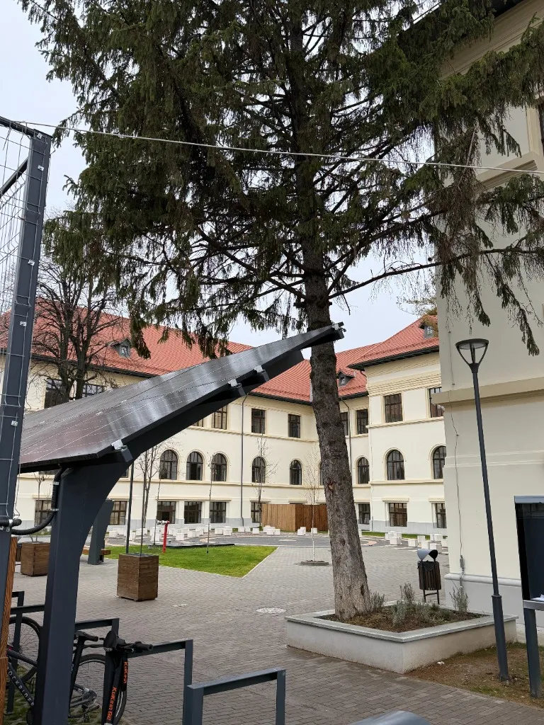 Canopie fotovoltaica amplasata in curtea Colegiului National Vasile Alecsandri Bacau